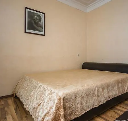 Two-bedroom Nezavisimosti 33 *