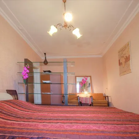 Two-bedroom Nezavisimosti 33